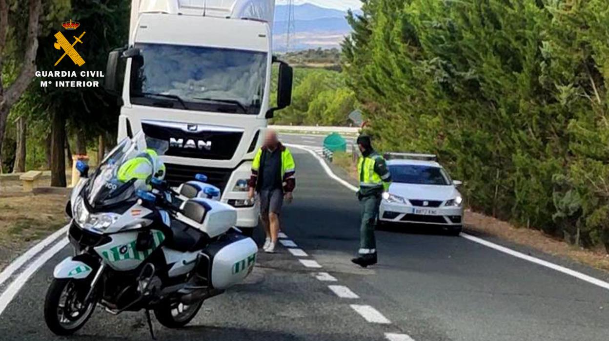 El camionero tras ser parado por los agentes de Tráfico