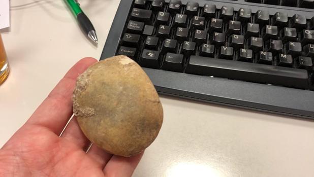 Lanzan una piedra por la ventana de una consulta cuando la médico atendía a un paciente