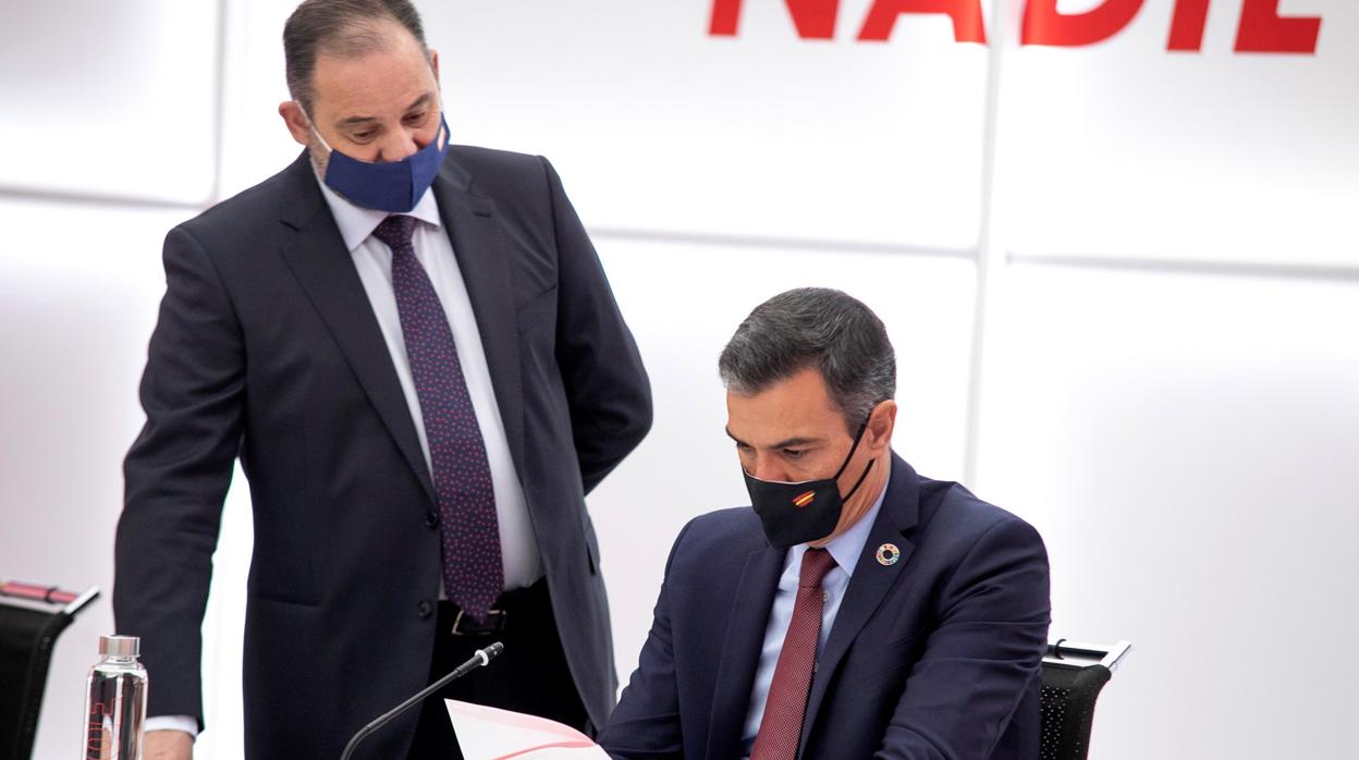 Pedro Sánchez junto a José Luis Ábalos, ayer, en la reunión de la Ejecutiva federal del PSOE