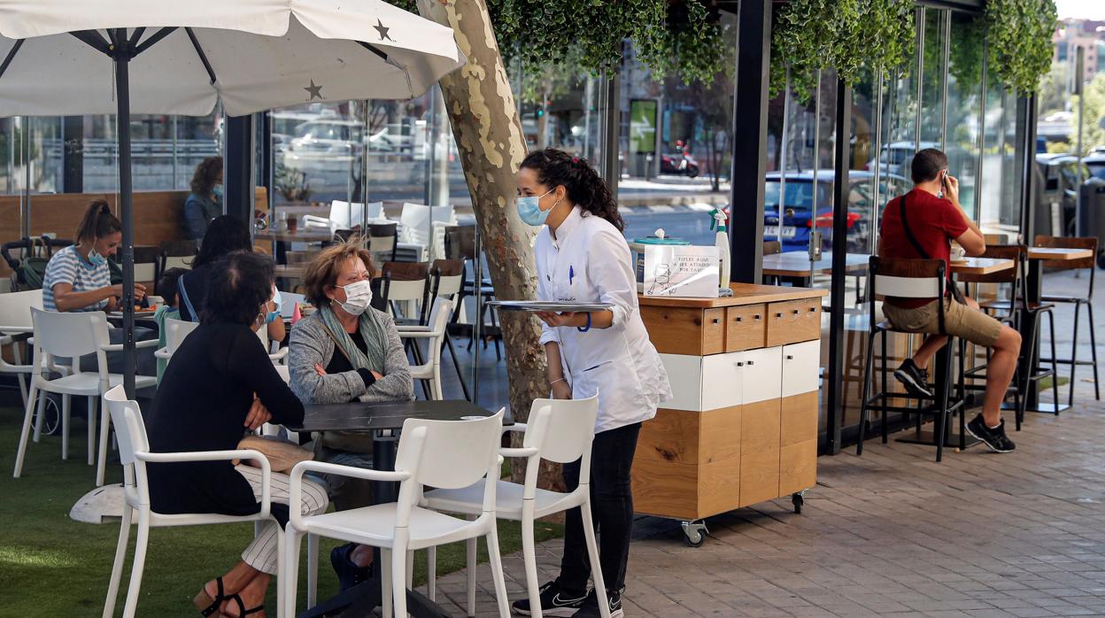 Dos clientes en una terraza en Madrid, con sus mascarillas puestas