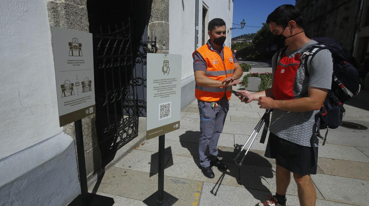 Un peregrino accede al registro electrónico para recibir la Compostela, la semana pasada
