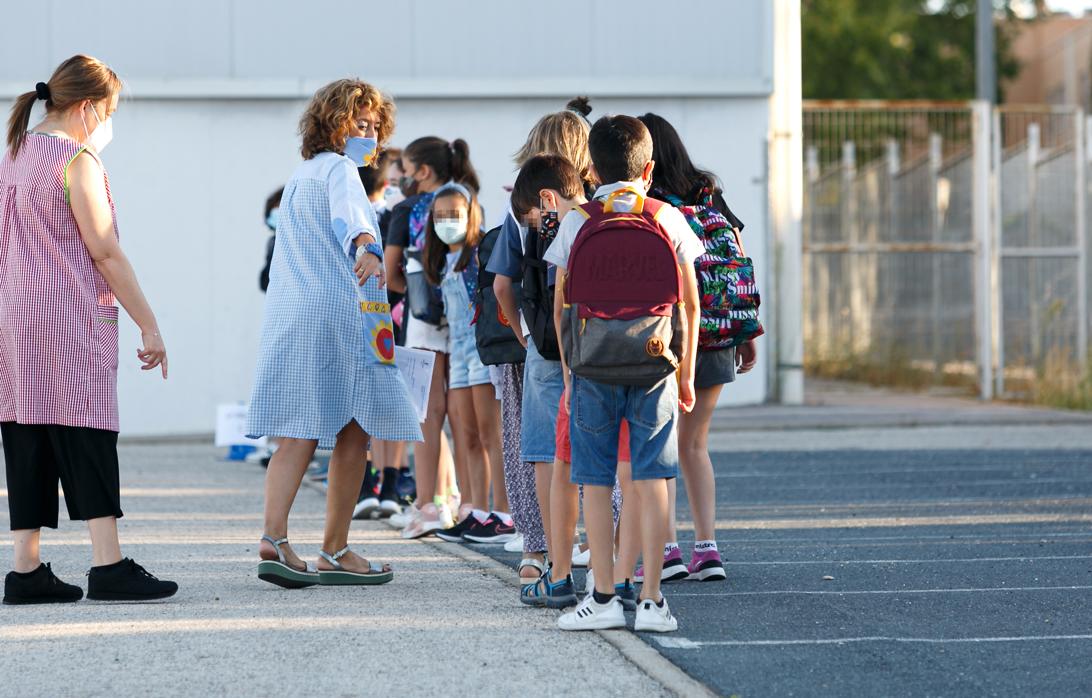 Profesores colocan a los alumnos para su entrada a las aulas en un centro de Toledo