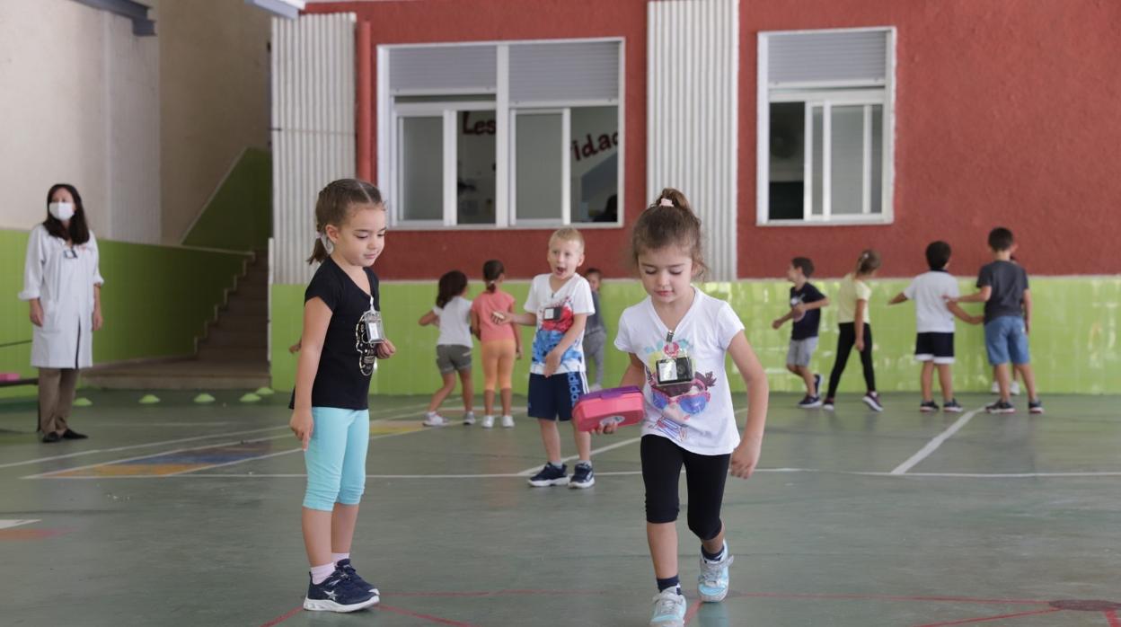 Alumnos del Colegio Liceo Hispano de Paterna, con los dispositivos de localización para asegurar las medidas contra el coronavirus