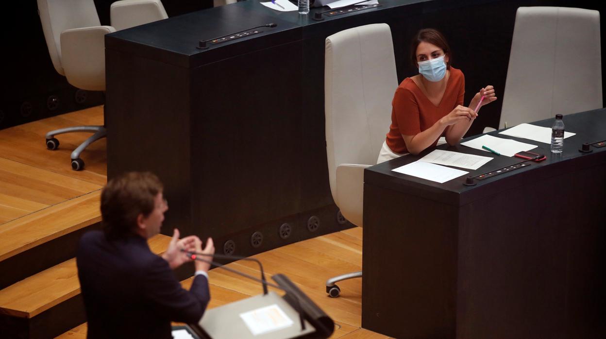 Rita Maestre y José Luis Martínez-Almeida, ayer, en el Debate de Estado de la Ciudad