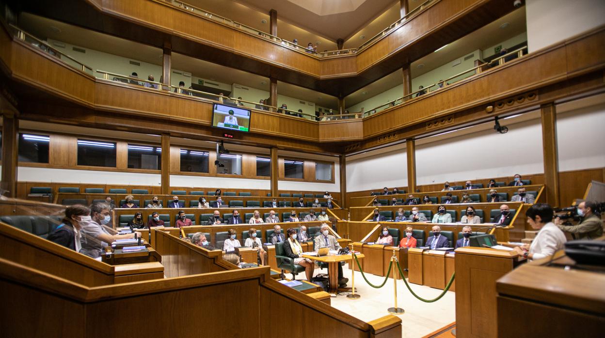 El Parlamento vasco, durante el pleno de investidura de Urkullu