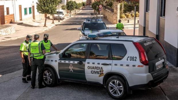 Dos guardia civiles heridos tras ser embestidos en su coche por un camión cargado de marihuana en Murcia