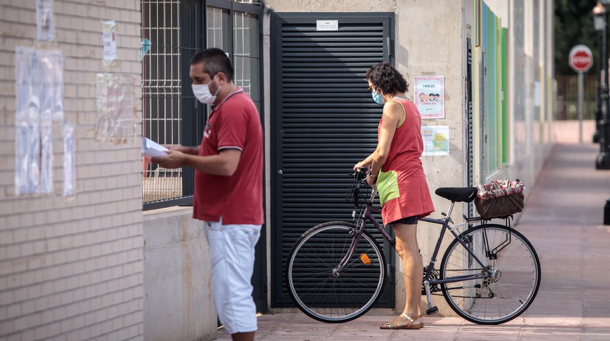 Imagen a las puertas del colegio de Primaria del CEIP Els Germanells de Rafelbunyol (Valencia), donde una veintena de alumnos ha sido aislada este jueves tras el positivo por covid-19 de una sus alumnas