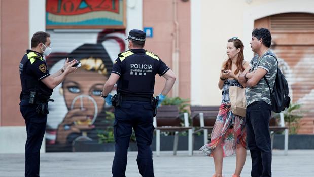 La Guardia Urbana de Barcelona pone 1.500 multas por no llevar mascarilla y de 3.000 por hacer botellón