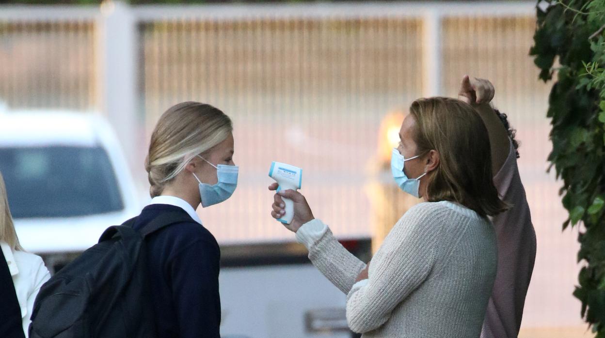 La Princesa de Asturias, el pasado miércoles, a su llegada al colegio donde empezó las clases y antes de entrar le tomaron la temperatura