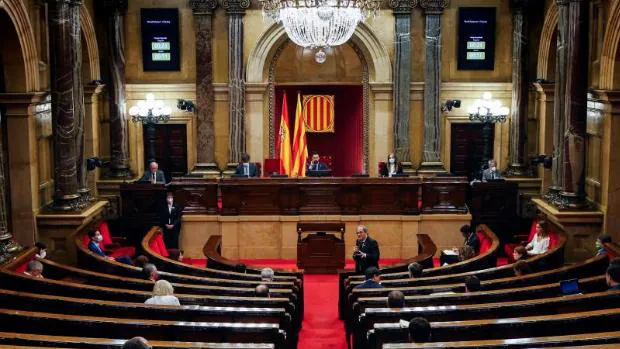 Sectores independentistas piden el despido de una camarera del Parlament por hablar en castellano en TV3