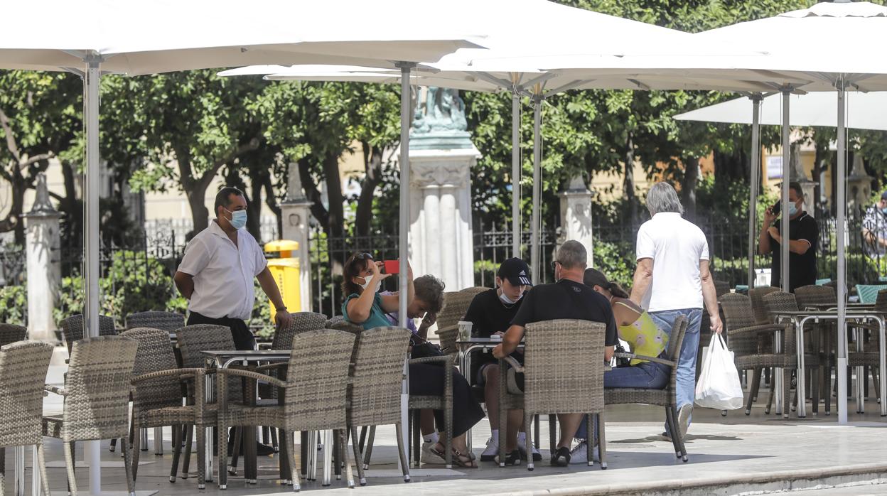 Varias personas en una terraza del centro de Valencia