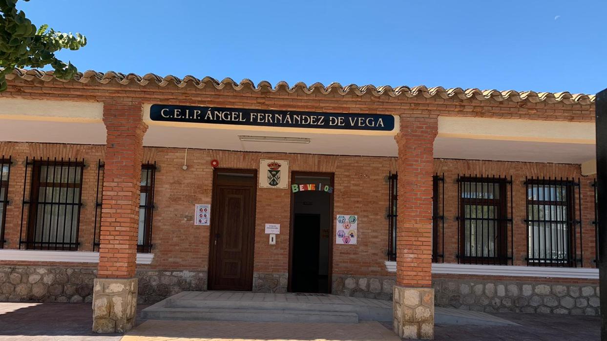 El colegio lleva el nombre de quien fue alcalde de Cabañas durante 12 años, Ángel Fernández de Vega