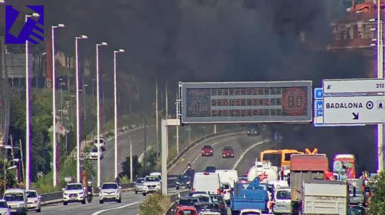 Humareda en la autovía C-31 en Bardalona por el autobús incendiado