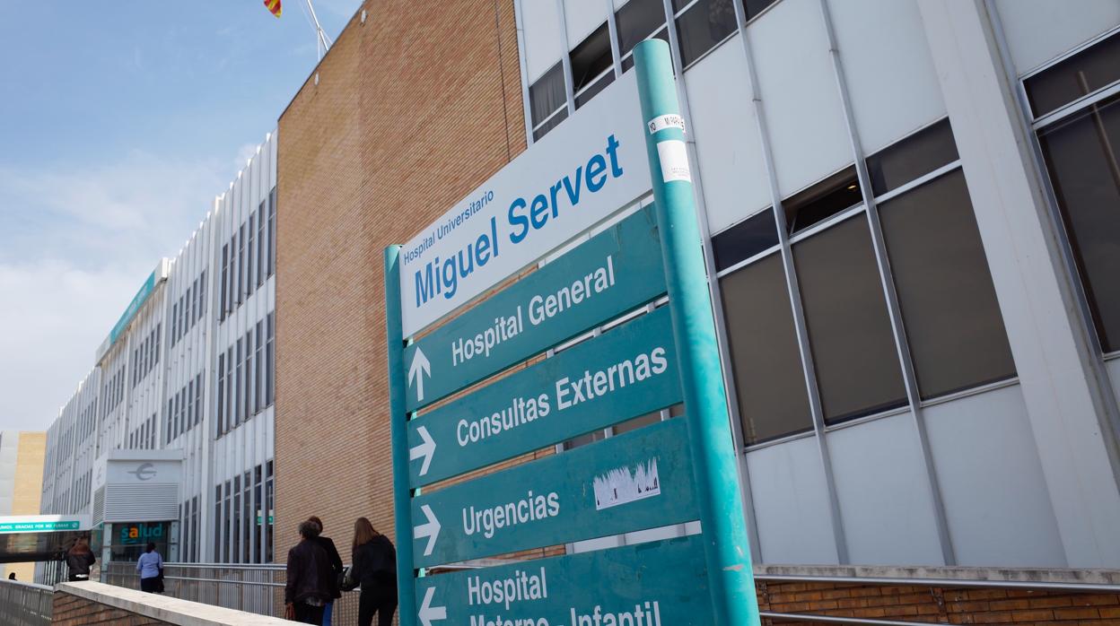 Acceso principal al «Miguel Servet» de Zaragoza, el mayor hospital de Aragón