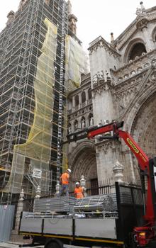 Comienza a desmontarse el andamio de la catedral