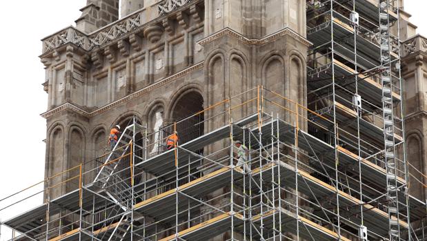 Comienza a desmontarse el andamio de la catedral