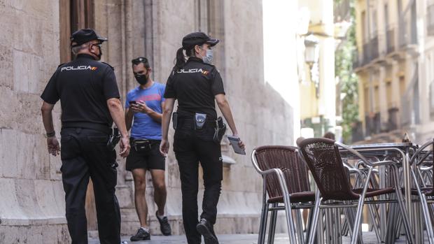 Detienen a tres hombres por un delito de odio al amenazar a unos chicos porque eran extranjeros