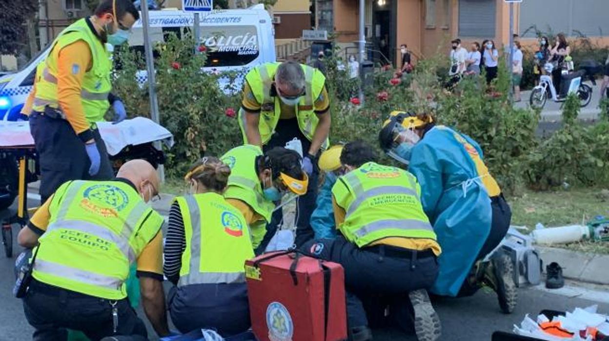 El menor es atendido tras el atropello en la avenida de San Luis