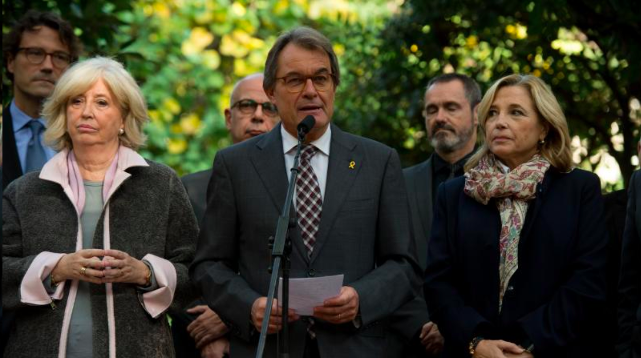 Artur Mas, durante una rueda de prensa en 2018, acompañado de Irene Rigau y Joana Ortega