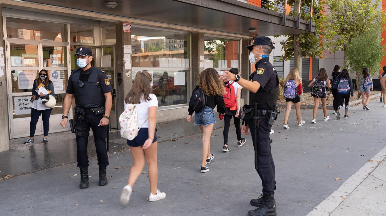 Dos agentes de Policía, a la entrada del Instituto Emilio Ferrari de Valladolid