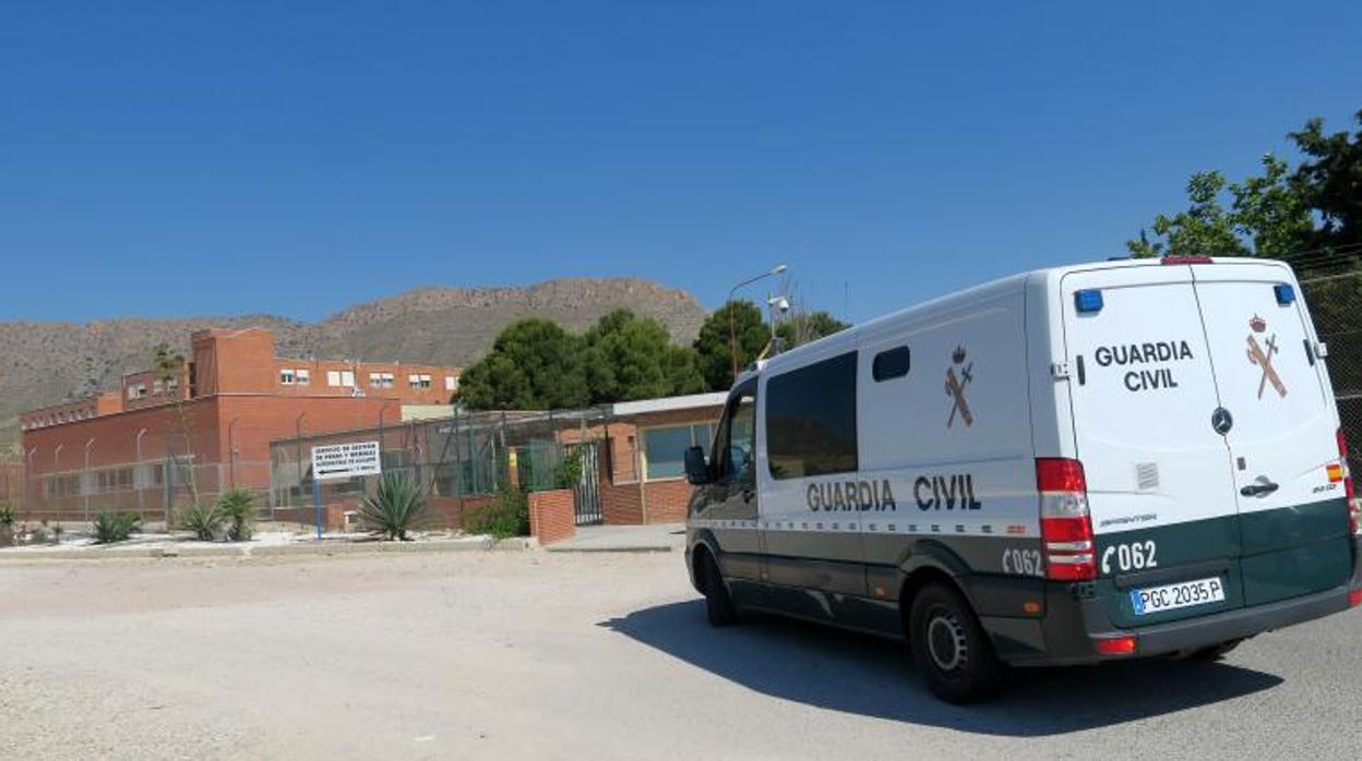 Furgón de la Guardia Civil en el acceso a la prisión de Fontcalent en Alicante