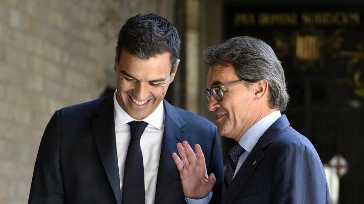 Sánchez y Mas, en un encuentro en el Palau de la Generalitat cuando el segundo era presidente catalán