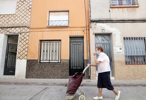 Una mujer pasa frente el domicilio en el que vivía el bebé muerto con sus padres