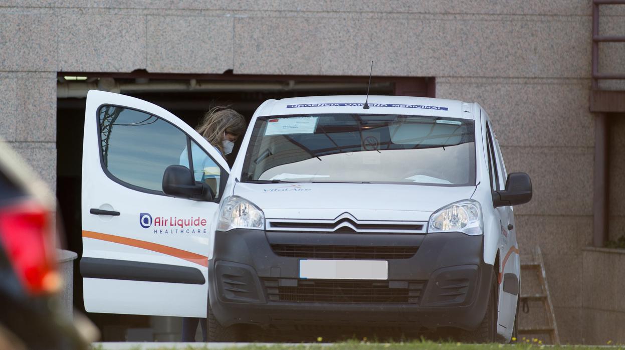 Una trabajadora de una empresa aparca su furgoneta en las inmediaciones de la residencia de mayores DomusVi de Outeiro de Rei, en Lugo