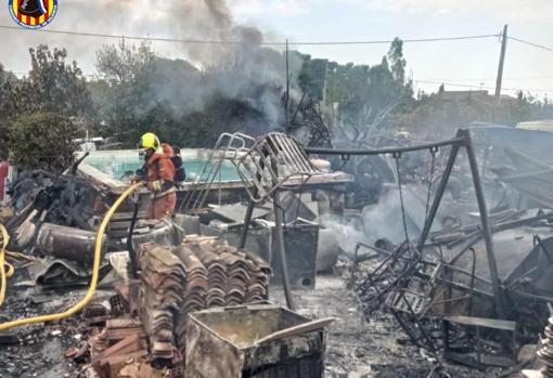 Daños causados por el fuego en la vivienda y su parcela