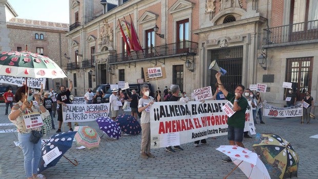 Ayuntamiento y vendedores del Rastro acuerdan la instalación de un perímetro Covid