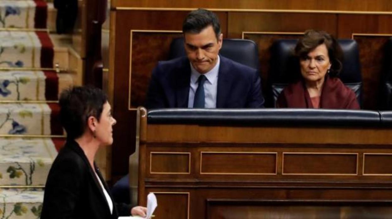 Pedro Sánchez y Carme Calvo observan a la portavoz de Bildu en el Congreso