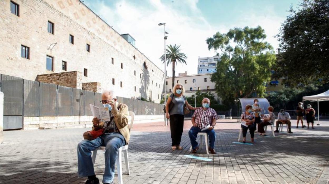 Vecinos del Raval, este martes esperando para que les realicen un PCR