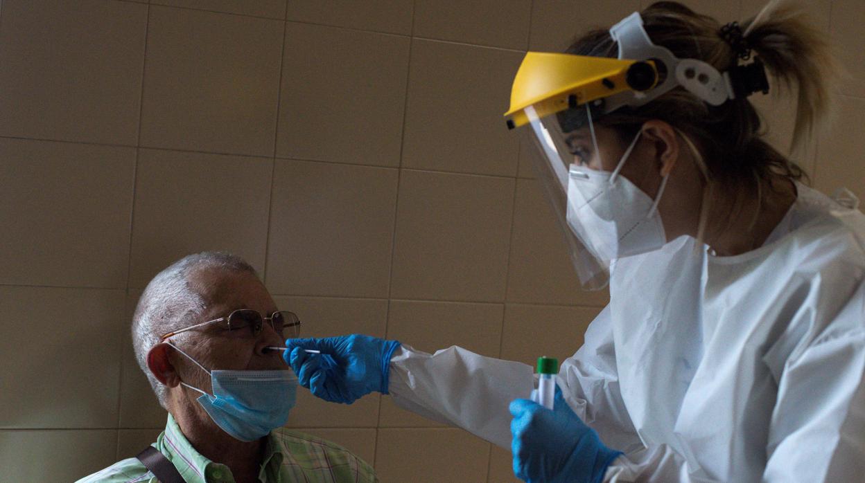 Una enfermera realiza de una prueba PCR hoy viernes en el Complejo Hospitalario Universitario de Ourense (CHUO)