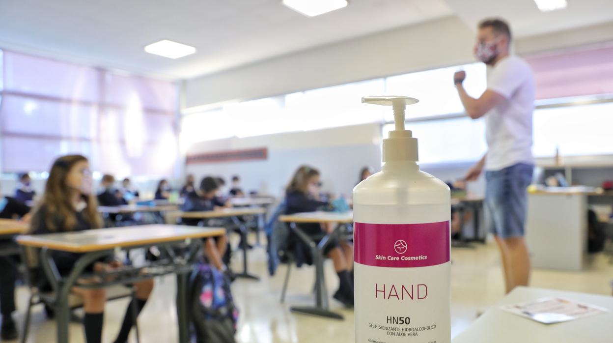 Estudiantes con su profesor en clase, en el inicio de curso del Colegio Corazonistas de Valladolid