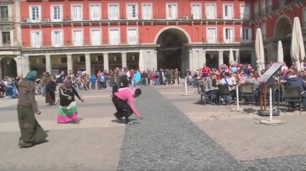 Momento en que varios de los hinchas del PSV lanzan monedas al suelo