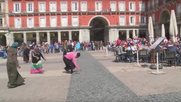 Condenados a tres meses de cárcel cuatro hinchas del PSV por humillar a indigentes en la Plaza Mayor