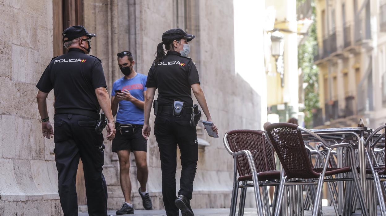 Imagen de archivo de una pareja de policías en las calles de Valencia