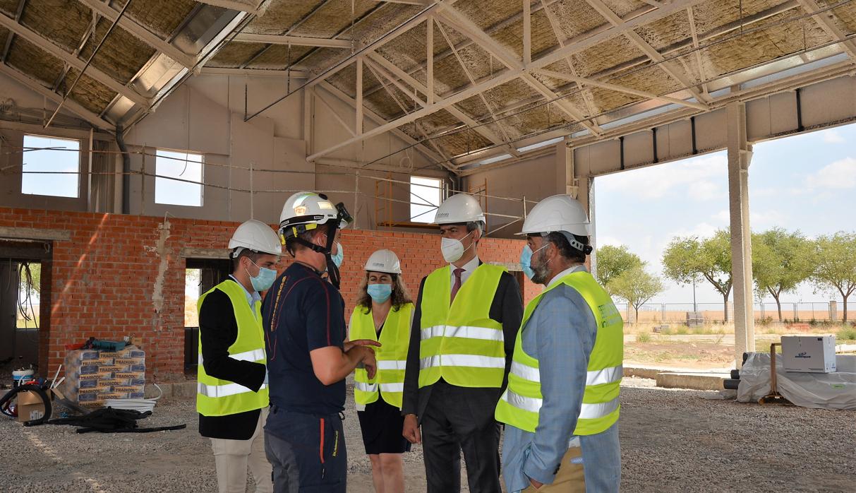 Álvaro Gutiérrez durante su visita a las obras