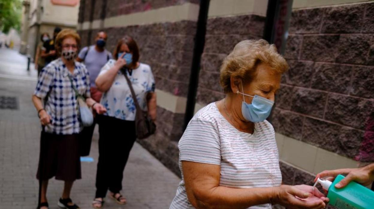 Vecinas del Raval, esperando para realizarse un test PCR este jueves