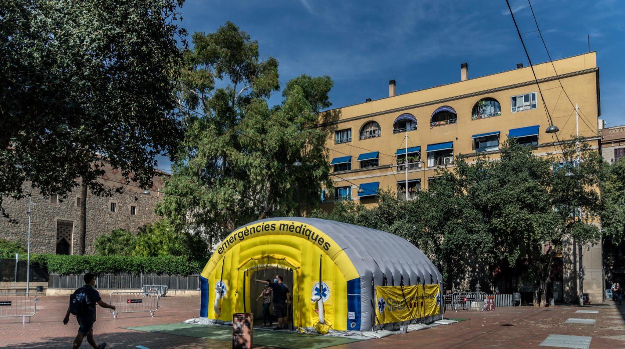 La carpa para los PCR masivos en el barrio del Raval, esta semana