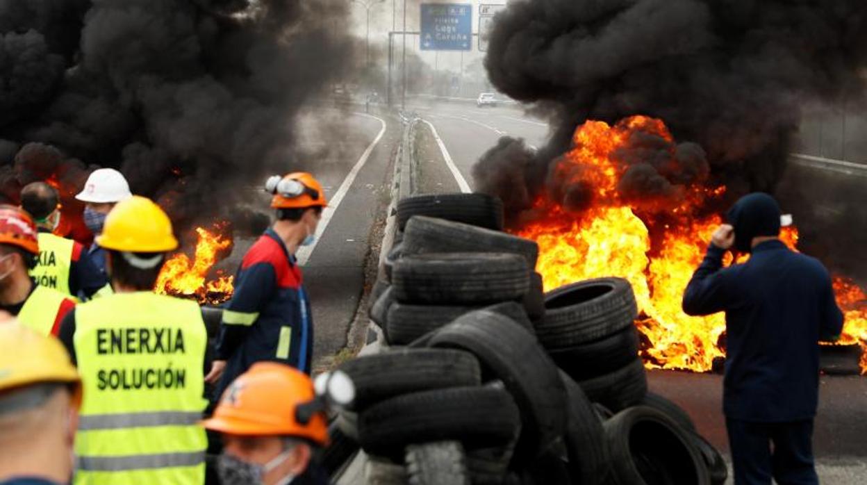 Barricadas de los trabajadores de Alcoa en la A-8 a su paso por Ribadeo