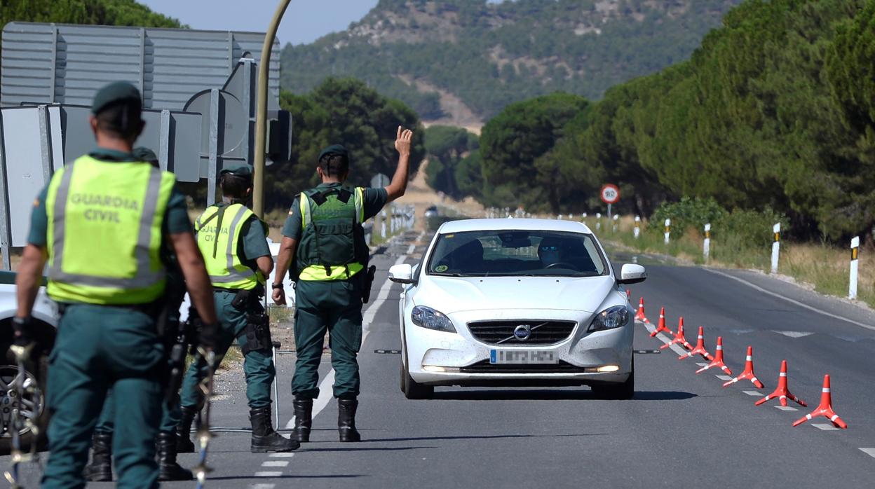 Controles de la Guardia Civil en el anterior confinamiento de Pedrajas de San Esteban