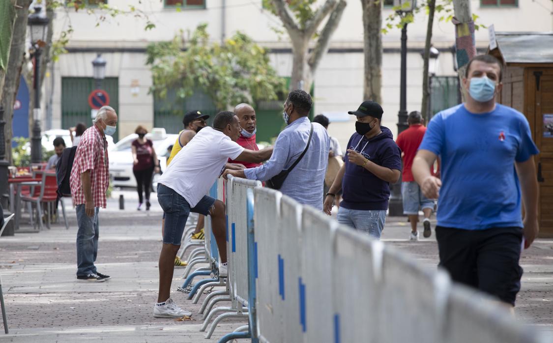 Un grupo de personas en el bulevar de Peña Gorbea, en el distrito de Puente de Vallecas