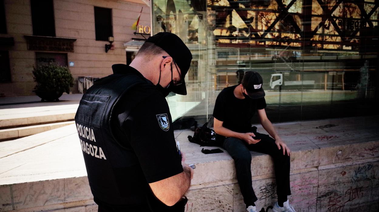 Policías controlando que se cumplen las normas del Covid a pie de calle
