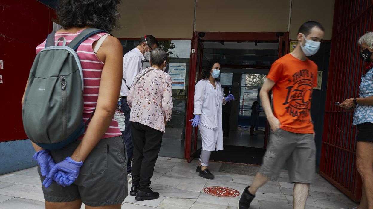 Los pacientes aguardan su turno frente al centro de salud Las Calesas, en Usera