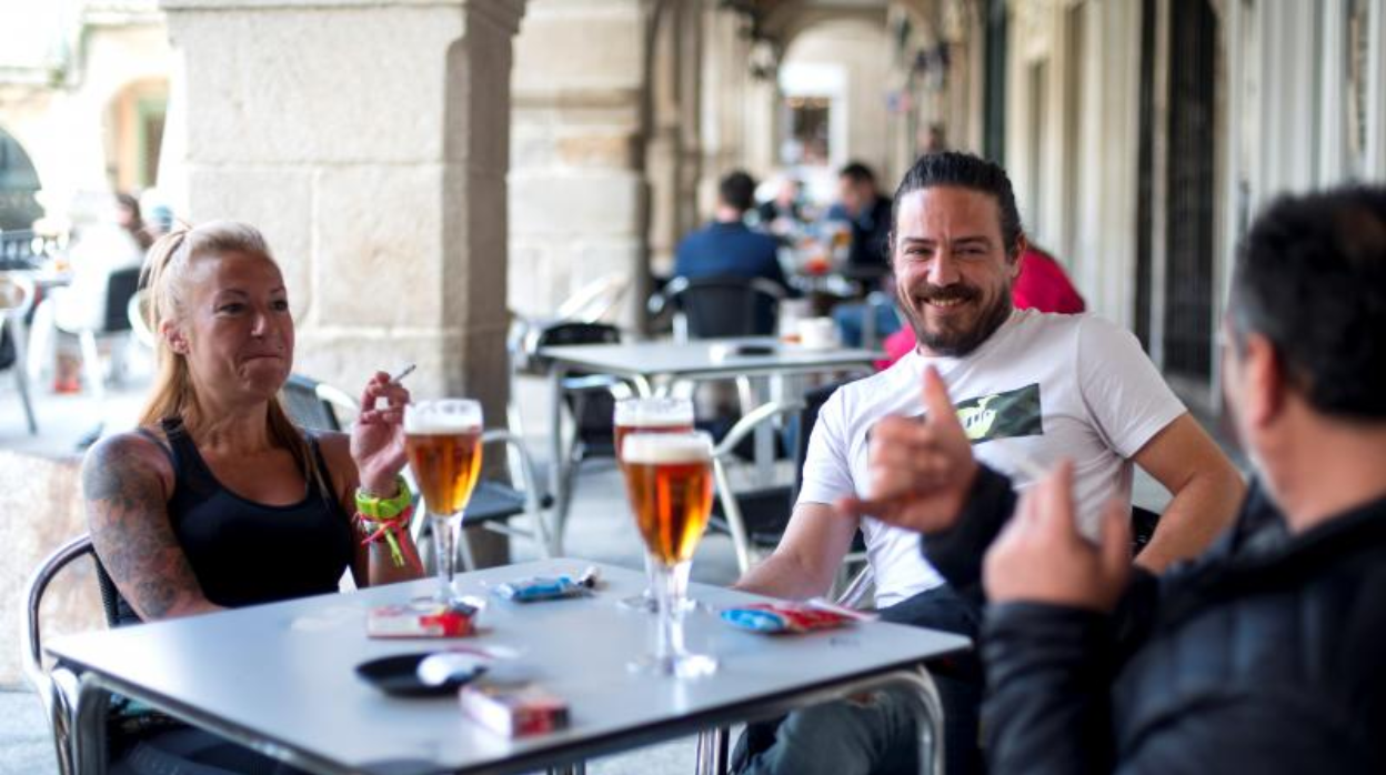 Varias personas toman algo en una terraza de Orense