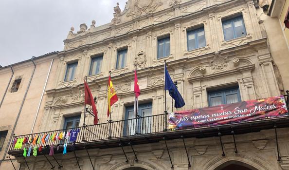 Cuenca celebra San Mateo con pañuelos y pancartas en el balcón del ayuntamiento