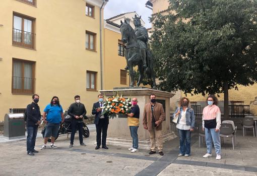 Darío Dolz durante la ofrenda floral a la estatua ecuestre de Alfonso VIII