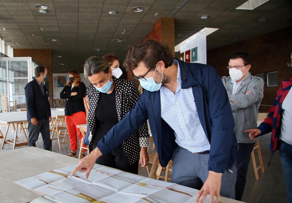 La alcaldesa de Toledo, Milagros Tolón, con el director de la Escuela de Arquitectura, Juan Mera