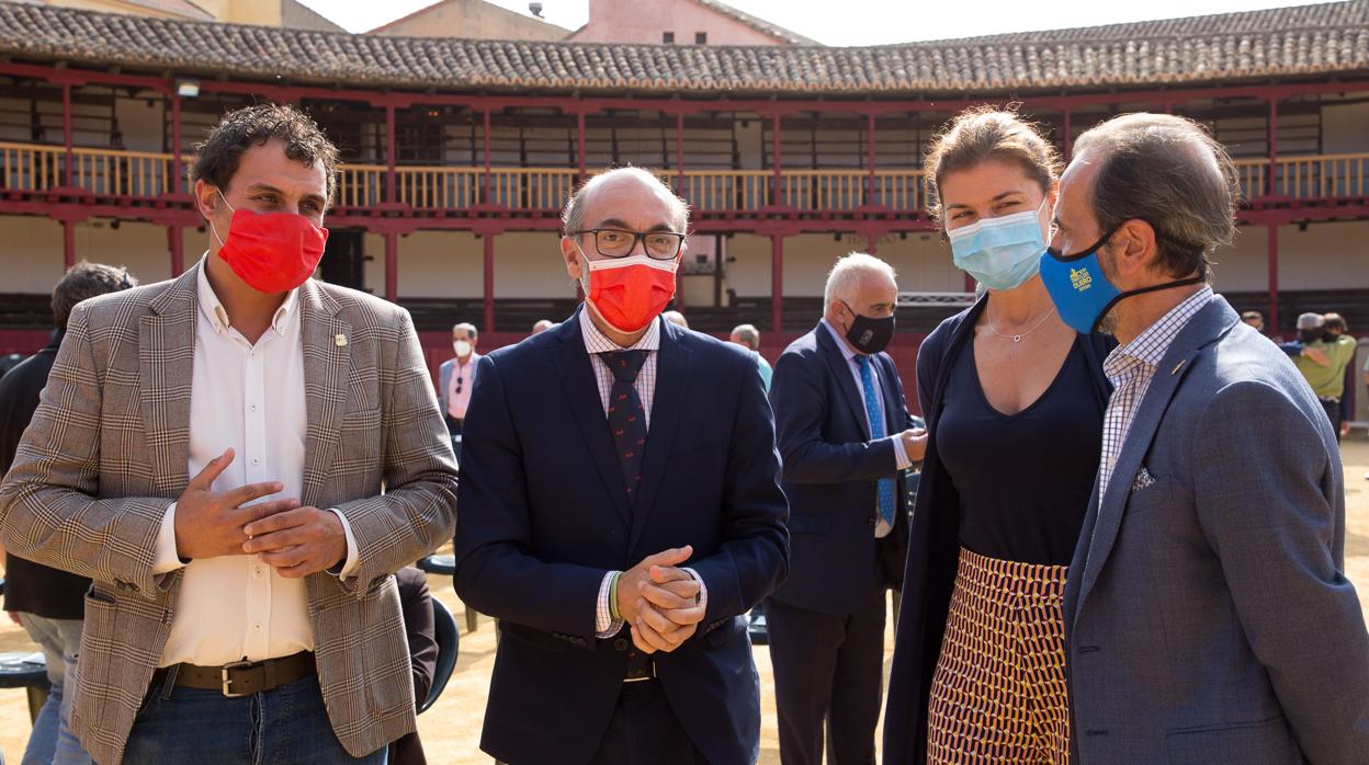 El alcalde de Toro, Tomás del Bien (izquierda), y el consejero de Cultura y Turismo, Javier Ortega (centro), en la presentación del Circuito de Novilladas de Castilla y León